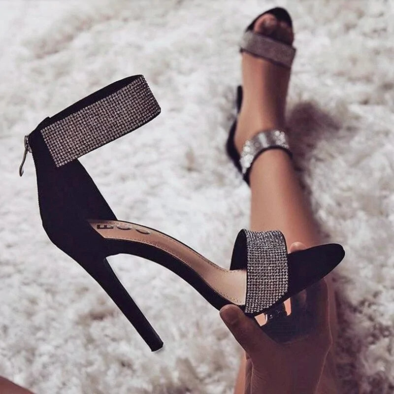 Talons hauts et fins pour femmes